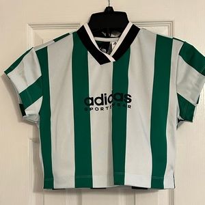 Adidas CROP JERSEY TEE MADE WITH RECYCLED MATERIALS. Size women’s (SMALL)